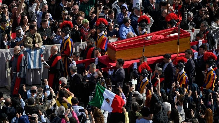 Mwili wa Papa Francisko ukiingizwa Kanisa kuu la Mt. Petro mjini Vatican