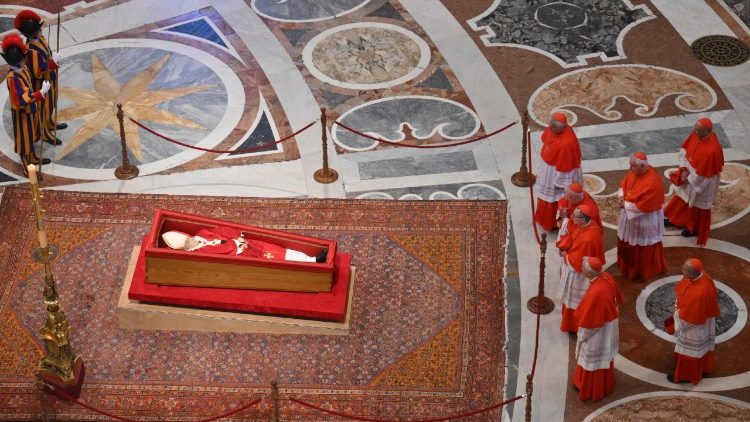 O corpo do Papa Francisco no interior da Basílica vaticana