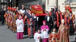 La salma di papa Francesco trasferita a San Pietro per l'ostensione