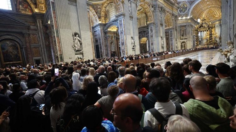 O caixão do Papa Francisco é transferido para a Basílica de São Pedro para três dias de velório, na Cidade do Vaticano, em 23 de abril de 2025. Católicos e simpatizantes prestarão homenagem ao líder espiritual, que faleceu na segunda-feira aos 88 anos, até seu funeral no sábado, na praça em frente à Basílica. ANSA/MASSIMO PERCOSSI