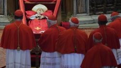 புனித பேதுரு பெருங்கோவிலில் திருத்தந்தையின் உடல் 