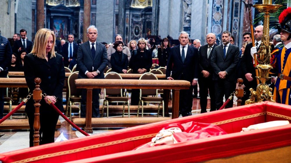 Italiens Regierungschefin Giorgia Meloni am Sarg von Franziskus