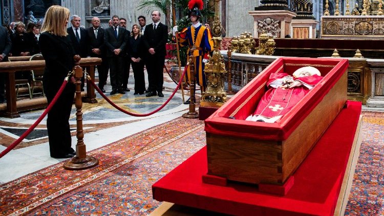 Ferenc pápa nyitott koporsója a Szent Péter-bazilikában