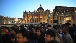 Letzte Ehre erweisen: Prozession zum Petersdom im Morgengrauen