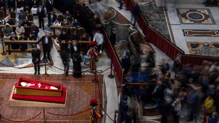 48MILA PERSONE HANNO RESO OMAGGIO AL PAPA A SAN PIETRO