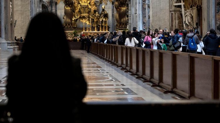 48MILA PERSONE HANNO RESO OMAGGIO AL PAPA A SAN PIETRO