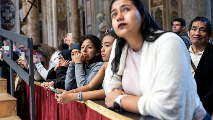 48MILA PERSONE HANNO RESO OMAGGIO AL PAPA A SAN PIETRO