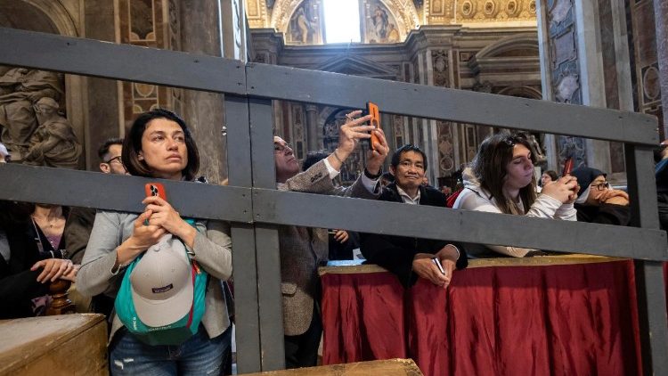 48MILA PERSONE HANNO RESO OMAGGIO AL PAPA A SAN PIETRO
