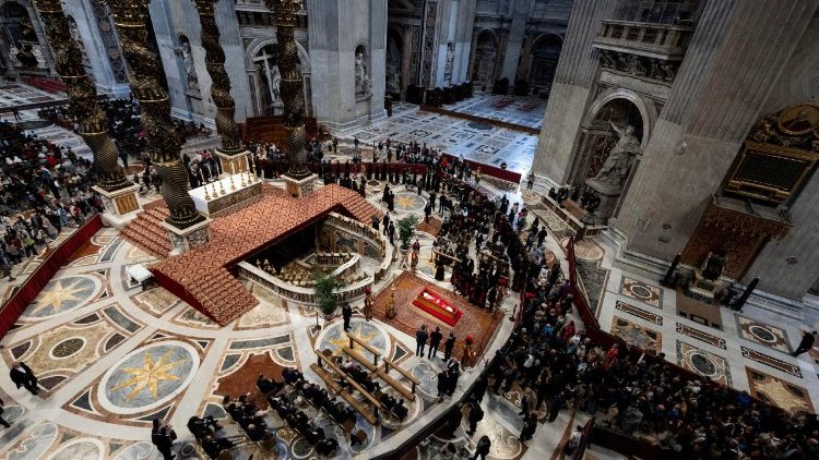 48MILA PERSONE HANNO RESO OMAGGIO AL PAPA A SAN PIETRO