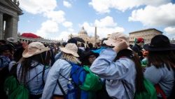 Ragazzi in fila per salutare il Papa