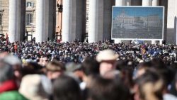 50.000 Menschen waren zu Beginn der Messe auf dem Platz, der wegen Erreichen der Kapazitätsgrenze geschlossen werden musste