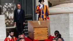 ഫ്രാൻസിസ് പാപ്പായുടെ ഭൗതികശരീരം അടക്കം ചെയ്ത പേടകം, അവസാന ശുശ്രൂഷകൾക്കായി വത്തിക്കാൻ ചത്വരത്തിലേക്കു കൊണ്ടുവരുന്നു 