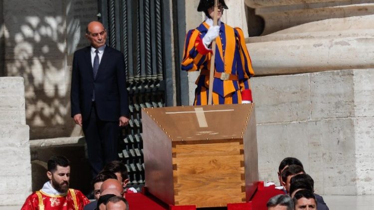 ഫ്രാൻസിസ് പാപ്പായുടെ ഭൗതികശരീരം അടക്കം ചെയ്ത പേടകം, അവസാന ശുശ്രൂഷകൾക്കായി വത്തിക്കാൻ ചത്വരത്തിലേക്കു കൊണ്ടുവരുന്നു 