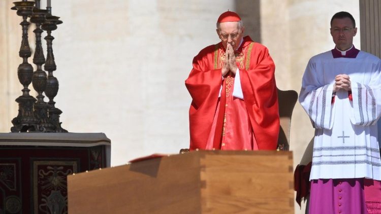 Giovanni Battista Re bíboros, a Bíborosi Kollégium dékánja Ferenc pápa koporsója előtt