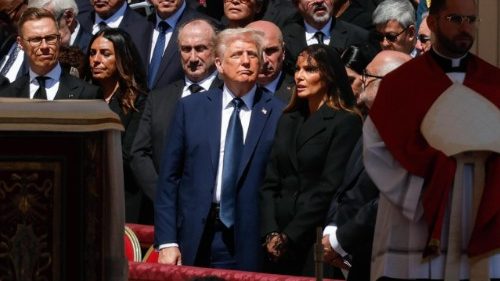 Ucraina, Trump: "Zelensky vuole l'accordo, Putin smetta di sparare"