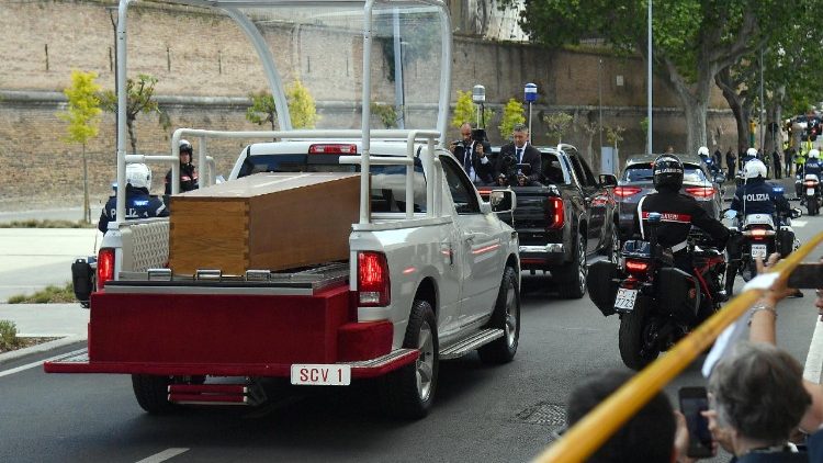 O caixão do Papa Francisco em cima de um papamóvel (foto ANSA/Fabio Cimaglia)