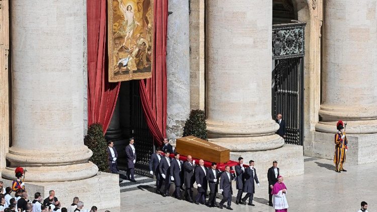 Ferenc pápa koporsóját kihozzák a Szent Péter térre a bazilikából