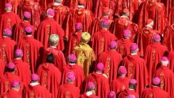 Каталіцкія іерархі падчас літургіі на Плошчы Святога