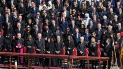 Valstybių ir vyriausybių vadovai, kiti popiežiaus Pranciškaus laidotovių Mišių dalyviai