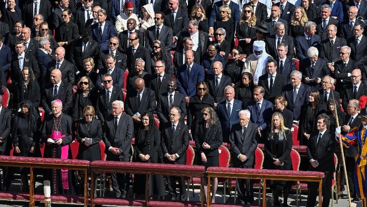 Valstybių ir vyriausybių vadovai, kiti popiežiaus Pranciškaus laidotovių Mišių dalyviai