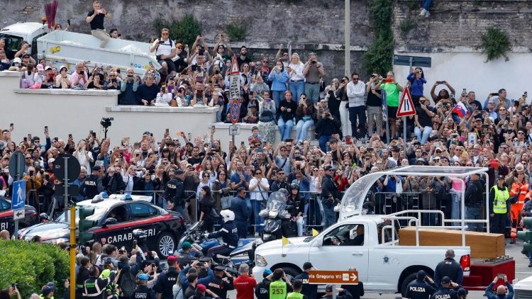 O cortejo fúnebre do Papa, a caminho da Basílica de  Santa  Maria Maior, onde o Papa escolheu ser sepultado