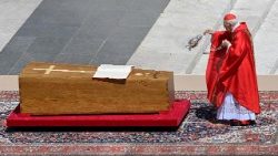 संत पेत्रुस महागिरजाघऱ के प्रांगण में संत पापा फ्राँसिस का अंत्येष्टि मिस्सा सामारोह 