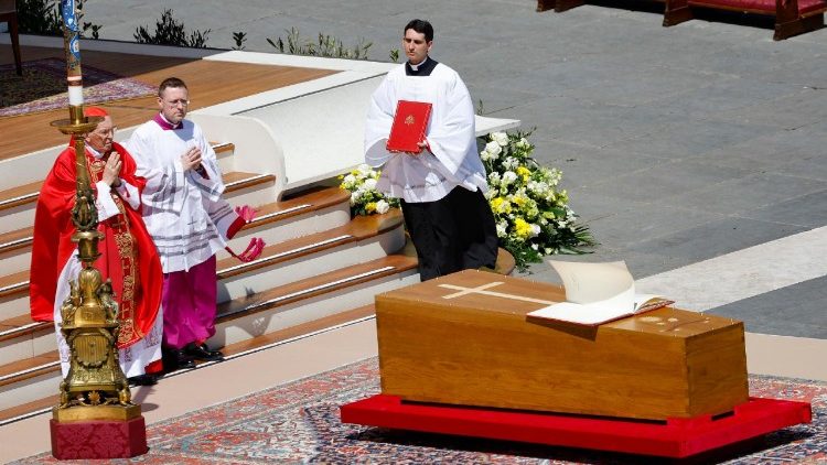 Baraza la Makardinali kwa moyo wa shukrani, upendo na mshikamano linapenda kutoa shurani zake za dhati kwa wakuu wa Serikali, Makanisa, Jumuiya za Wakristo, waliohudhuria au kutuma wawakilishi wao kwenye mazishi ya Papa Francisko 