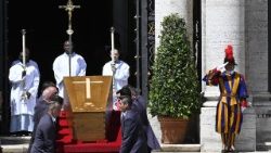 மேரி மேஜர் பெருங்கோவிலுக்குள் கொண்டு செல்லப்படும் திருத்தந்தையின் உடல் 