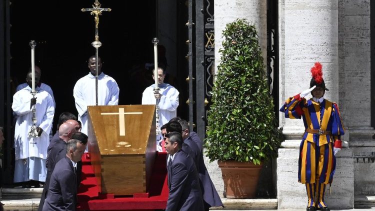 Linh cữu Đức Th&aacute;nh Cha được rước v&agrave;o Đền thờ Đức B&agrave; Cả