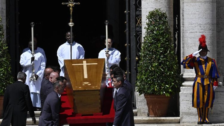 Ferenc pápa koporsóját kihozzák a Szent Péter térre