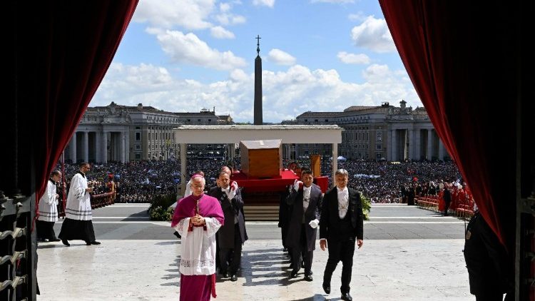 Die Totenmesse für Papst Franziskus hat an diesem Samstag, den 26. April, auf dem Petersplatz stattgefunden, unter großer Beteiligung der Welt der Politik. Aus Österreich waren Bundespräsident und Bundeskanzler angereist.