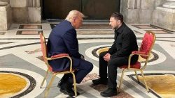 Прэзідэнт Украіны Зяленскі і прэзідэнт ЗША Трамп правялі сустрэчу ў Базіліцы Святога Пятра перад пачаткам пахавальнай Імшы Папы Францішка