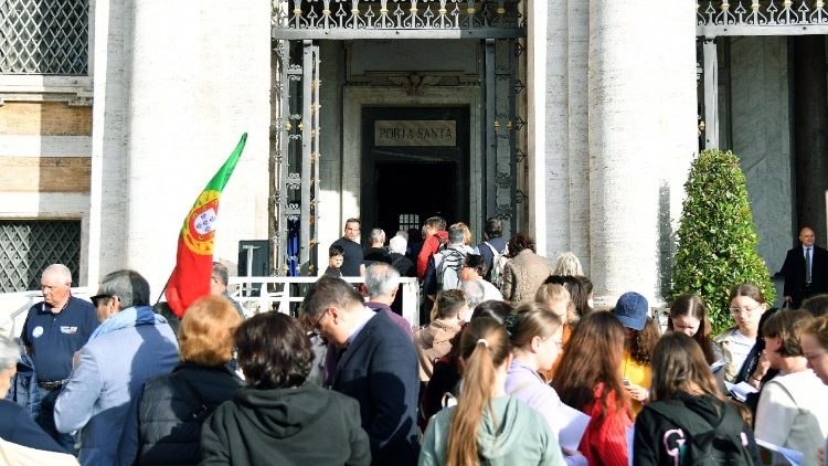 T&iacute;n hữu xếp h&agrave;ng đi qua Cửa Th&aacute;nh Đền thờ Đức B&agrave; Cả v&agrave; viếng mộ Đức cố Gi&aacute;o ho&agrave;ng