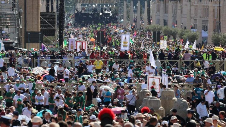 रोम में एकत्रित हुए किशोरों ने ऐतिहासिक जुबली का अनुभव किया