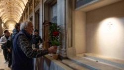 Centinaia fedeli a Santa Maria Maggiore per omaggio a Papa