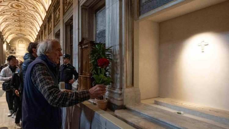 Centinaia fedeli a Santa Maria Maggiore per omaggio a Papa