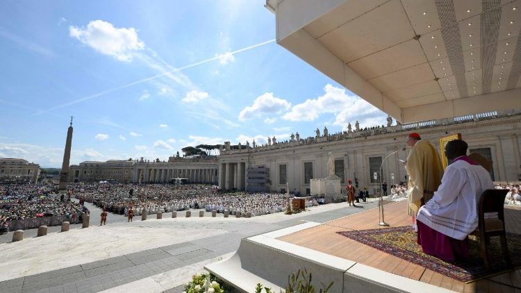 Tengernyi serdülőkorú fiú és lány a Szent Péter téren  