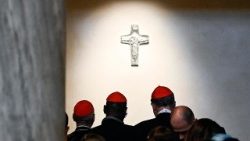 संत मरिया मेजर महागिरजाघर में पोप फ्रांँसिस की कब्र के पास कार्डिनल  