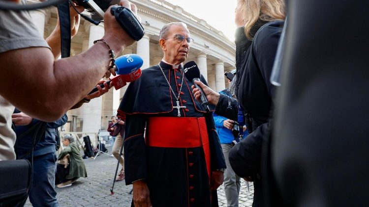 El purpurado participando en las congregaciones generales