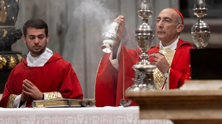 Reina bíboros a szentmise bemutatása közben