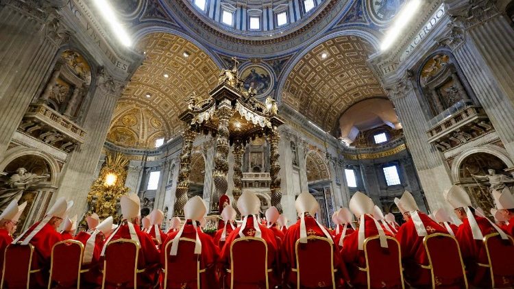 Кардыналы падчас Імшы ў ватыканскай базіліцы