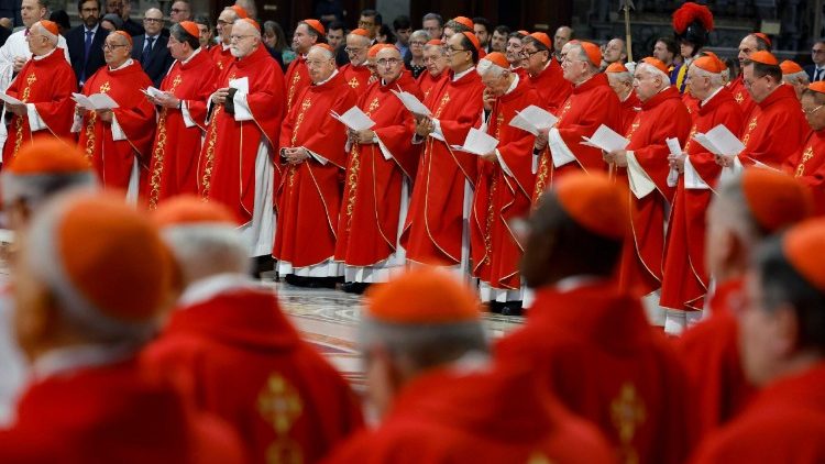 திருப்பலியின்போது கர்தினால்கள் (ஏப்ரல் 30)