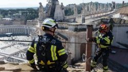 Operazioni di allestimento della Cappella Sistina in vista del conclave