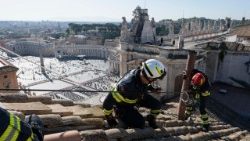 സിസ്റ്റയിൻ കപ്പേളയുടെ മേൽക്കൂരയിൽ ചിമ്മിണി പിടിപ്പിക്കുന്നു.