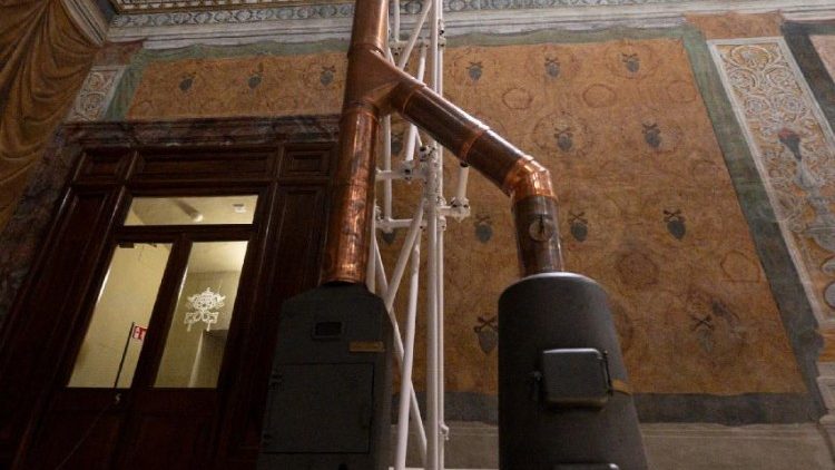 Двете печки за изгарянето на бюлетините в Сикстинската капела