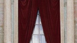 Nella Loggia delle Benedizioni montati i drappi rossi