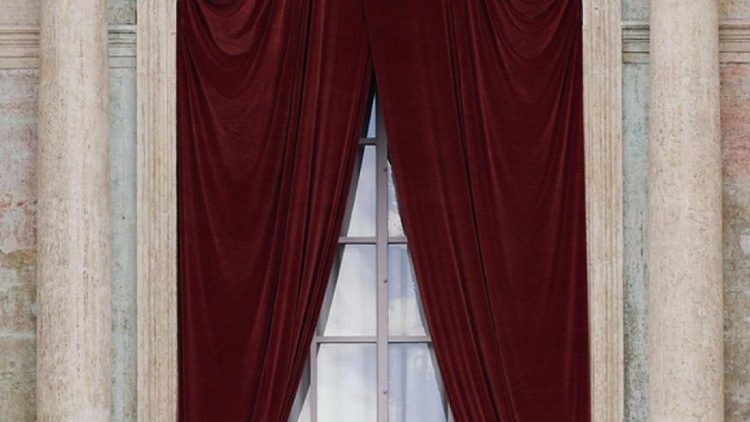 Nella Loggia delle Benedizioni montati i drappi rossi