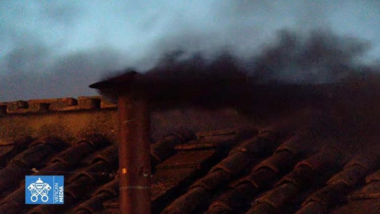 システィーナ礼拝堂上の煙突から流れる黒煙　2025年5月7日