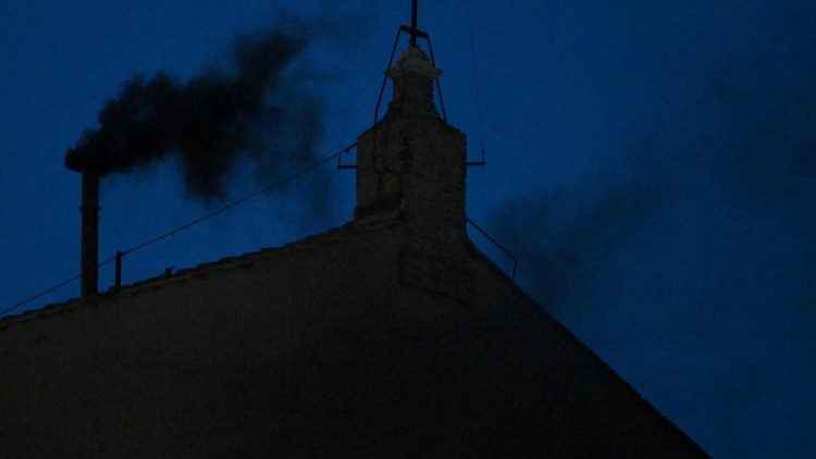 Fekete füst száll fel a Sixtus-kápolna kéményéből április 7-én este