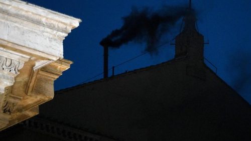 പത്രോസിന്റെ പിൻഗാമിയെ തിരഞ്ഞെടുക്കാനുള്ള കോൺക്ലേവിന്റെ ആദ്യദിനം കറുത്ത പുക